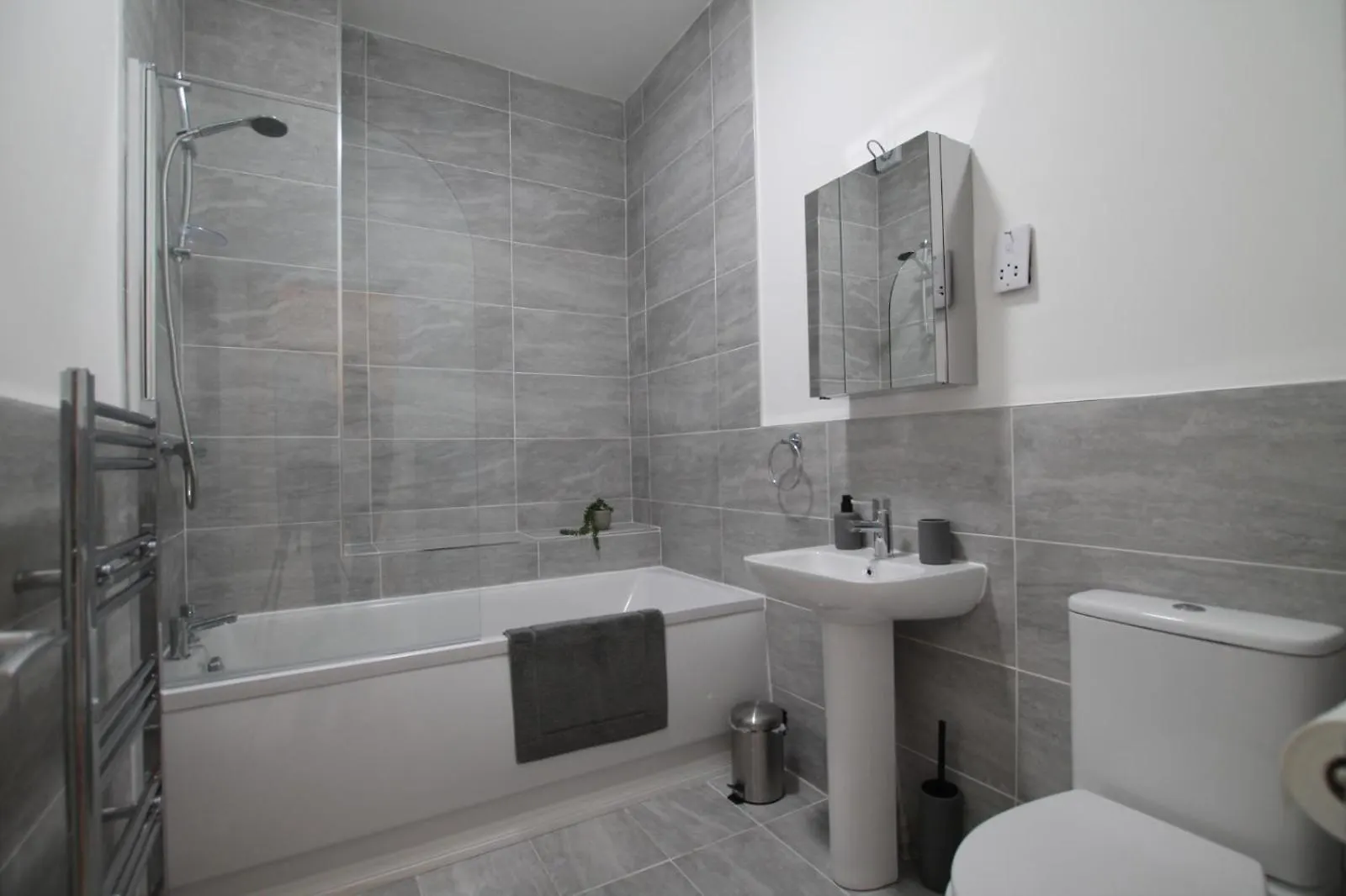 Dundee - 1 Bed - Sleeps 4 - Pet Friendly Apartment
