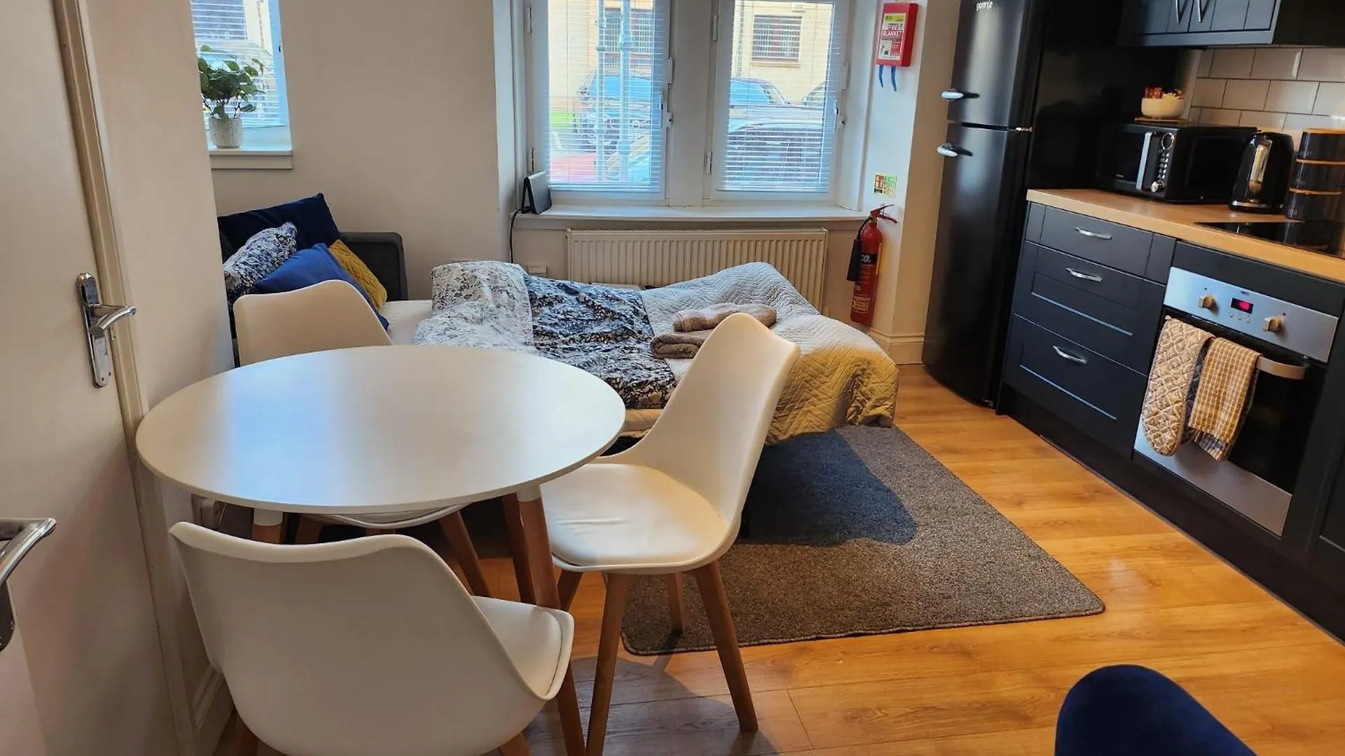 Dundee - 1 Bed - Sleeps 4 - Pet Friendly Apartment 0*,  United Kingdom