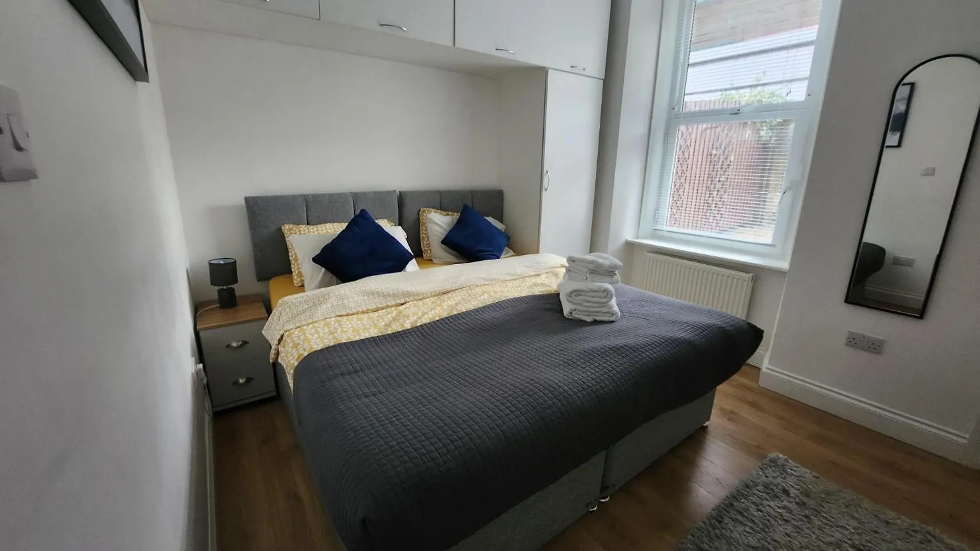 Dundee - 1 Bed - Sleeps 4 - Pet Friendly Apartment